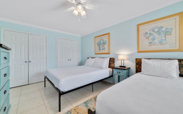 Updated, Ground Floor Unit w/ Pool & Gym, Sleeps 6