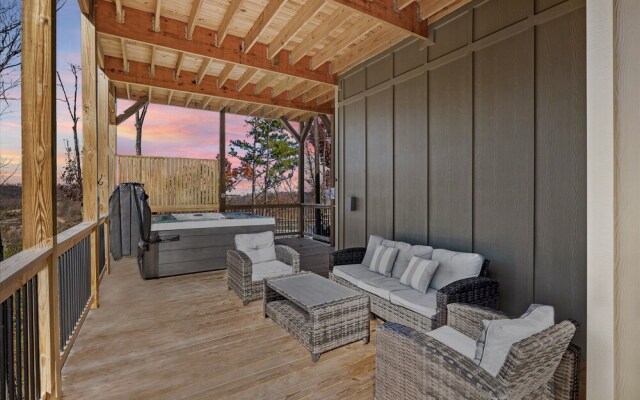 Smokey Treats 5 Bedroom Cabin by RedAwning