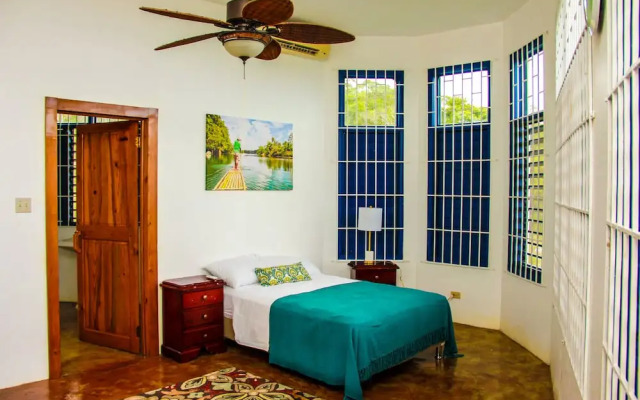Sunshine Lodge- Your Home Away From Home