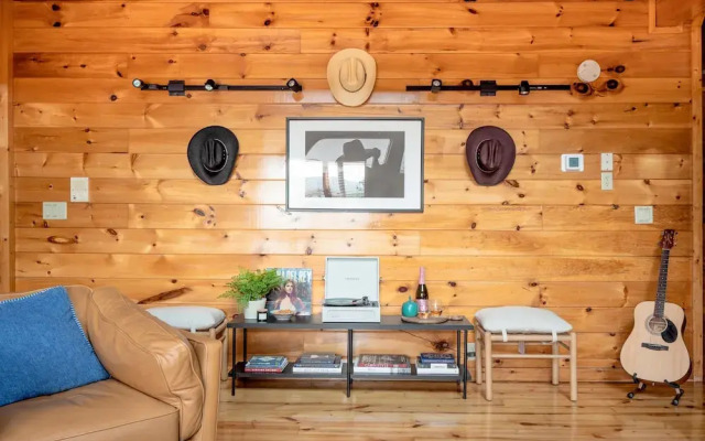 Cades Cove by Avantstay Treetop Haven in Smokey Mountains w/ Hot Tub, Game Room & Home Theatre