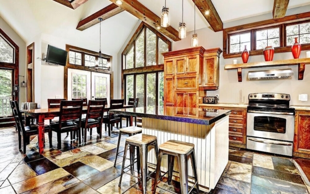 Rare CITQ (240284) 4 Star Mountain Chalet