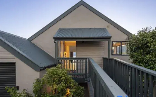 Lakeview Paradise: 3BR, Hot Tub, BBQ, Garden