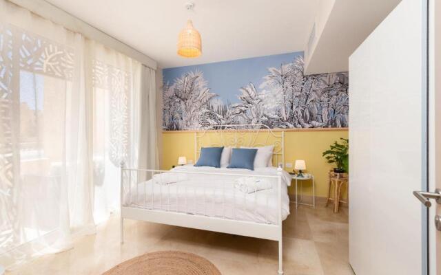 Exotic 1BDR w Outdoor Terrace Pool & Beach Access