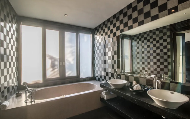 Absolute Cliff Front Pandawa Beach Villa