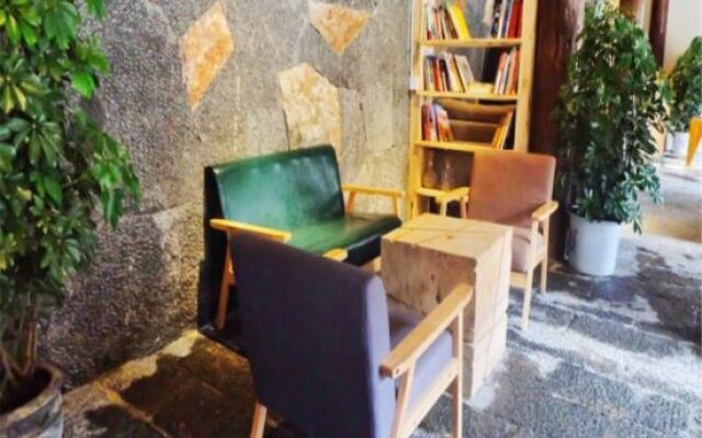 Black and White Tibetan Culture Boutique Inn