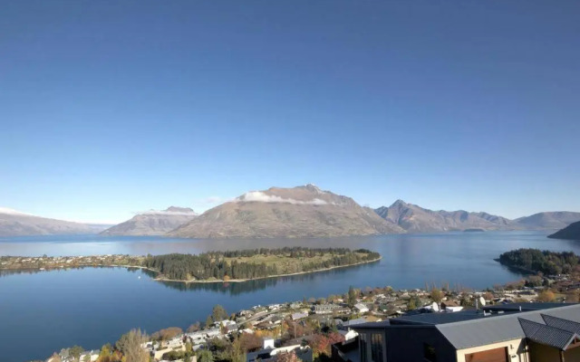 Modern 3 bedroom with stunning postcard views!