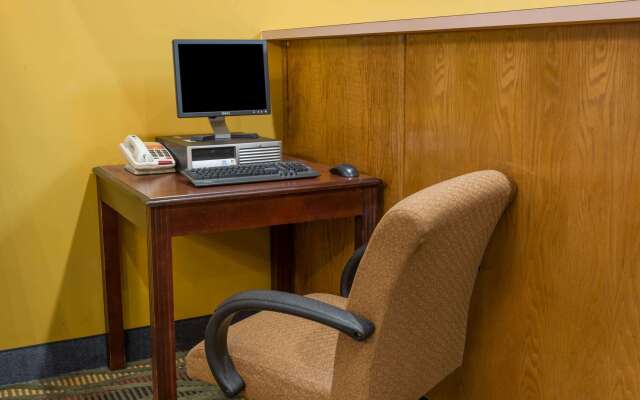 Super 8 by Wyndham Staunton