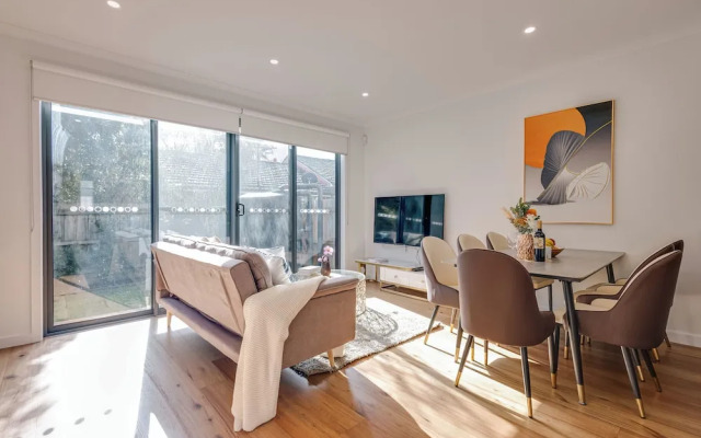 StayAU Stylish 4BR Home Ringwood