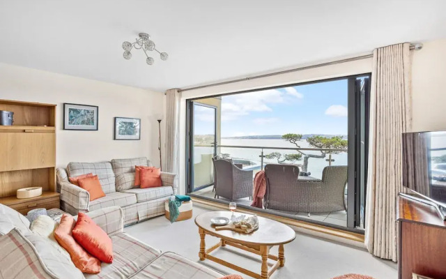 B6 Masts in Torquay With 3 Bedrooms and 2 Bathrooms