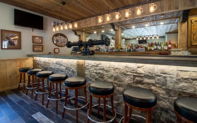 Twin Peaks Lodge & Hot Springs