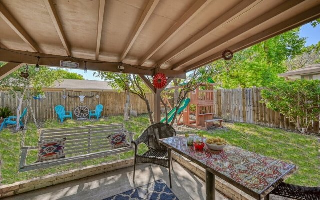 Kerrville Hidden Gem With Firepit and Grill - Great Location