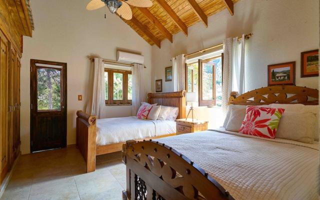 4BR Wood Mountain Villa Jarabacoa Heated Pool
