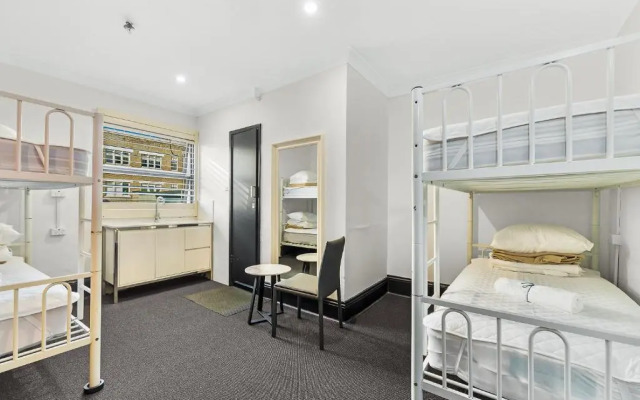 London Plane Backpackers - Hostel