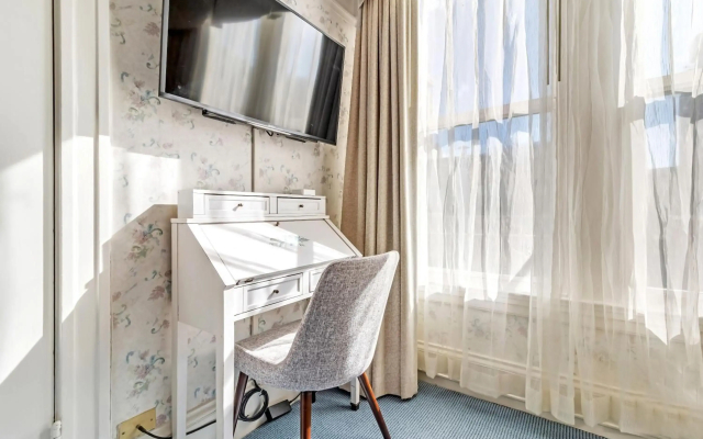 Cornell Hotel de France
