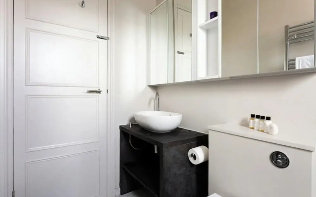 Cresswell Gardens IV by Onefinestay