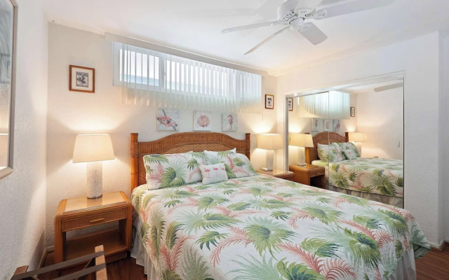 Kona Reef F2 Charming Oceanfront Condo for 4!