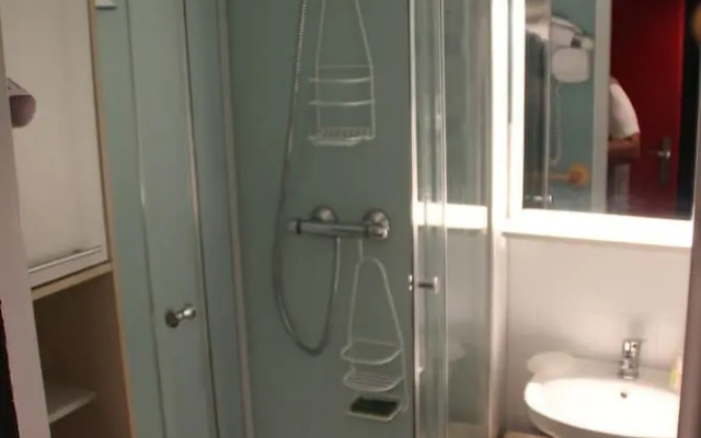 LA Croix DU SUD N°217 : Studio Cabine 4 Personnes / Studio Cabin 4 Peopleed East