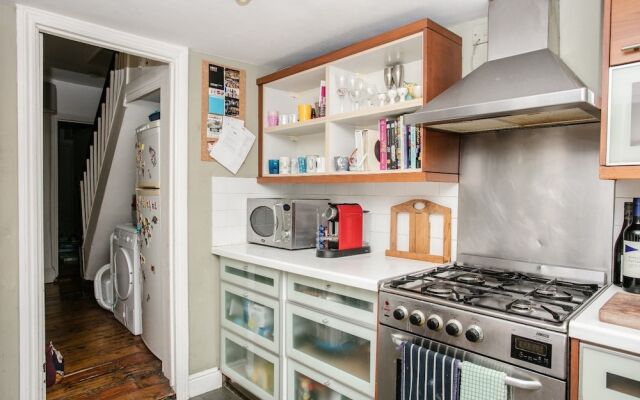 Spacious 3 Bedroom House in Clapton