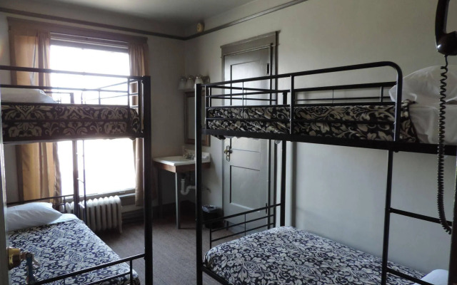 Gardner Hotel & Hostel