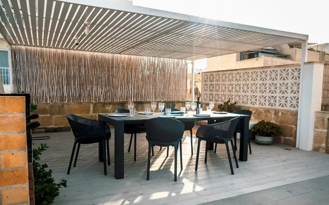 A pet Friendly Farmhouse With a Rooftop Pool