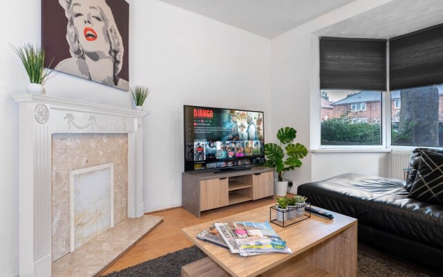 Stylish Three Bedroom House With Garden In Birmingham Suburb