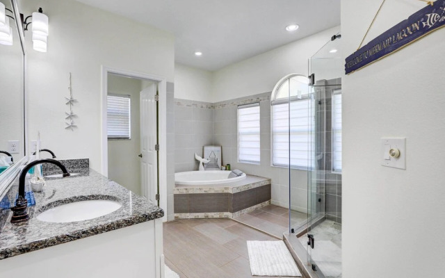 Sunny Bradenton Home w/ Lanai & Screened Pool!