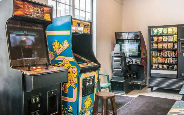 Clarion Hotel Mackinaw City Beachfront