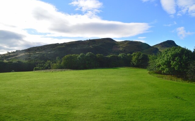 2 Bedroom Flat With Views of Holyrood