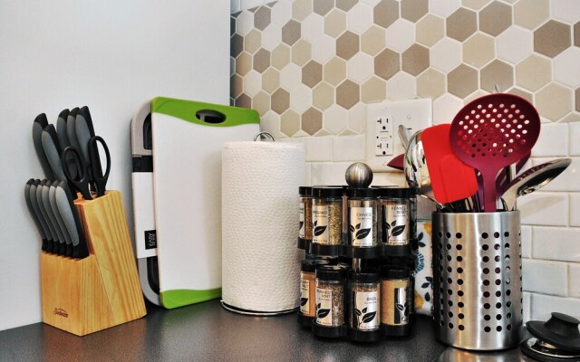 CH5 & CH7 - Majestic View Fully Furnished 1BR Dog Ok