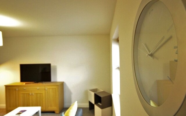 Kings Court Apartment