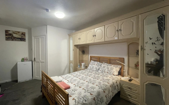 North Avenue Guest House Ltd, Heathrow Airport-Free Parking