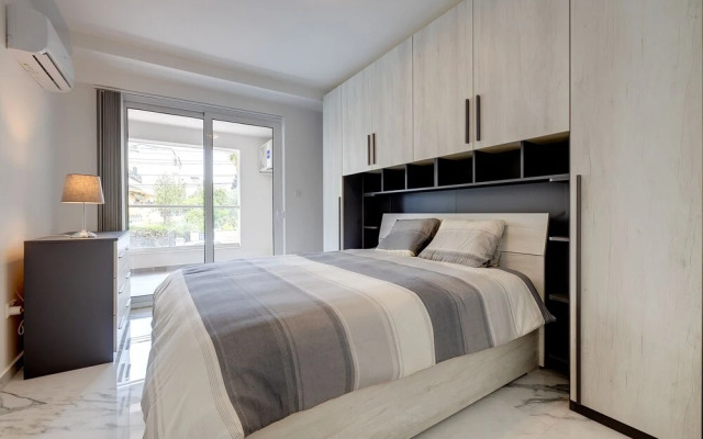 Modern Apartment Steps to St George's Bay