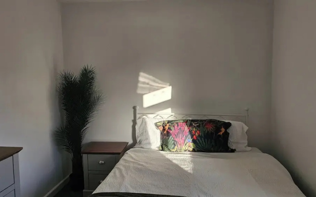 Pet Friendly - 3 Bedrooms - 6 Guests - Parking