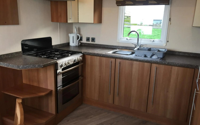 'Hartland Caravan' with Sea Views