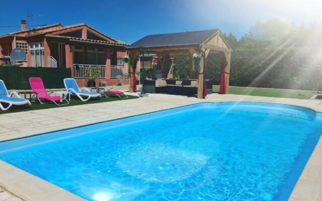 Tasteful Villa in Cambieure with Jacuzzi