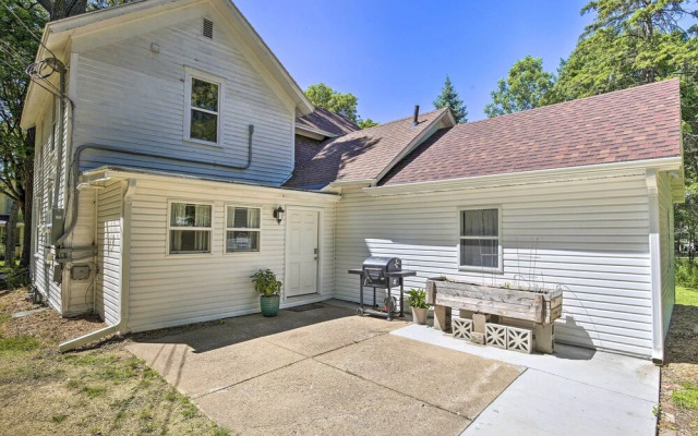 Family-friendly Menomonie Retreat: Walk to Town!