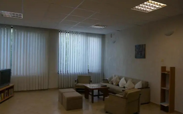 Holiday House Gluosnis