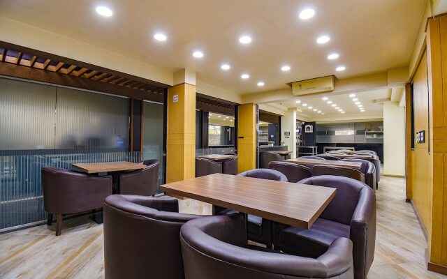OYO 9721 Hotel SR Rooms