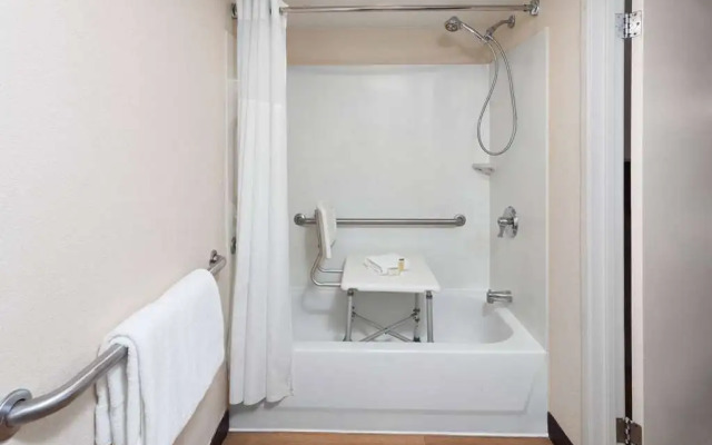 Travelodge by Wyndham Peoria