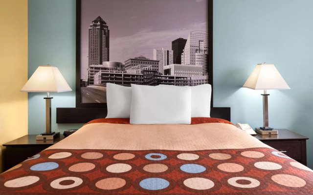 Super 8 by Wyndham Dyersville near Field of Dreams