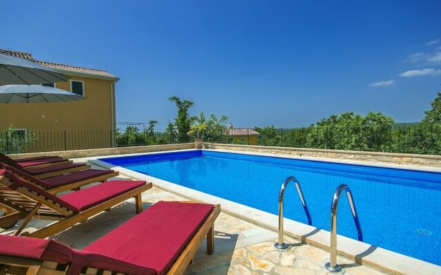 Beautiful Child-friendly Villa With Private Pool in Porec