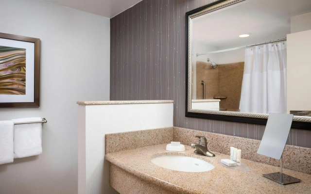 Courtyard by Marriott Kansas City Shawnee