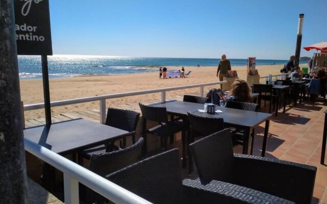 7th floor beachfront apartment with stunning views