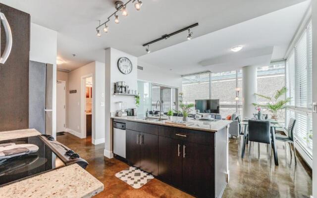 Upscale 2BR Condo - King Bed - Stunning City Views