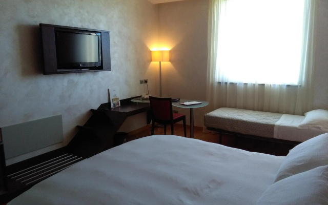 Breaking Business Hotel