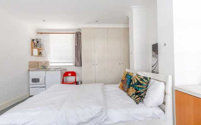 Cosy Self-contained Studio in Aldgate