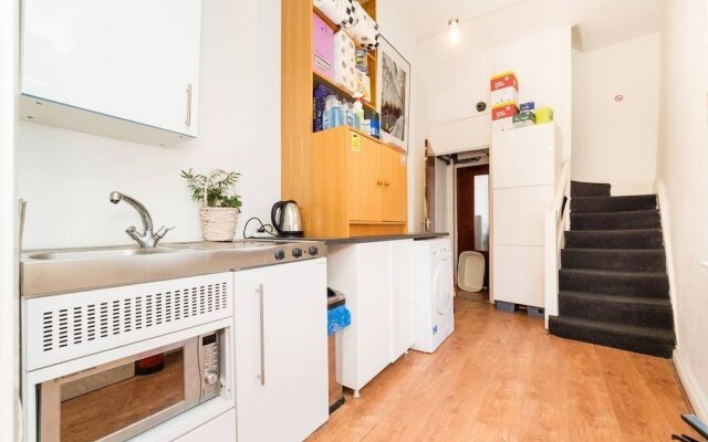 Top Floor Compact Apartment Notting Hill