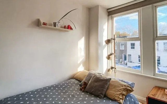 2 Bedroom Flat w Office in Tooting Broadway
