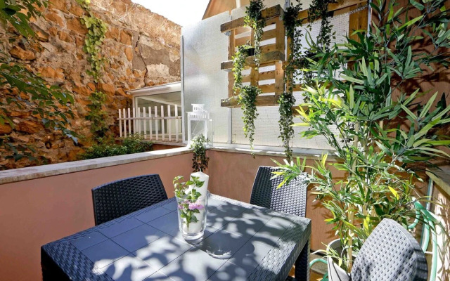 Trastevere Apartment with Patio