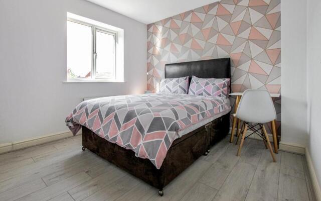 Pink Sapphire Double Room with En-suite & Wifi